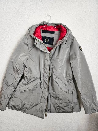 Plumífero impermeable con capucha de mujer