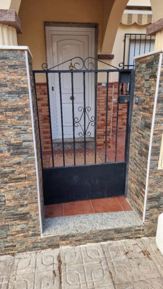 Puerta de hierro forjado