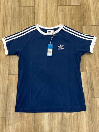 Camiseta Adidas Azul con Rayas Blancas