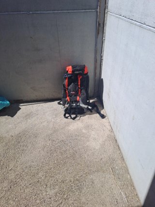 Mochila de senderismo negra y naranja