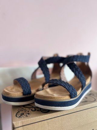 Sandalias azules y beige