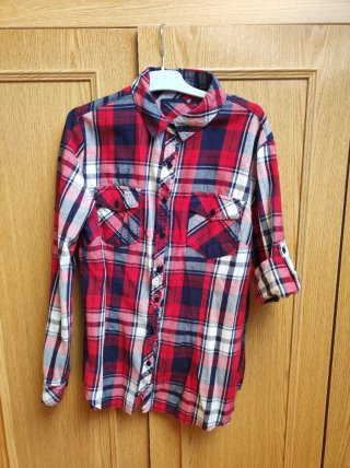 Camisa de cuadros roja y azul