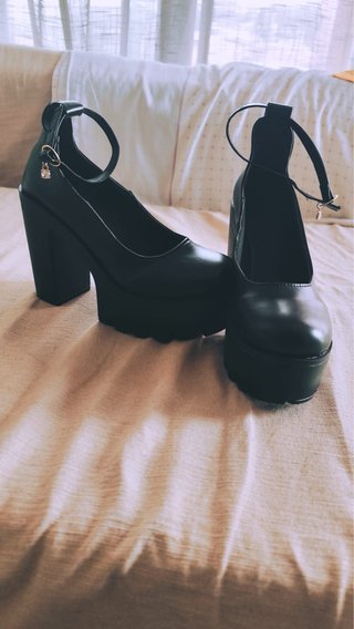 Zapatos de tacón negros con plataforma