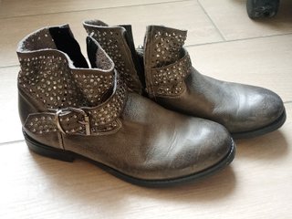 Stivaletti grigi con borchie