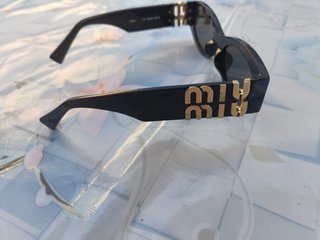 Gafas de sol Miu Miu negras
