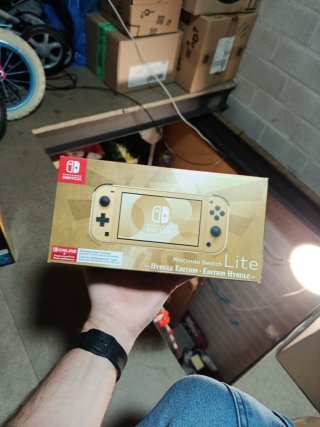 Nintendo Switch Lite Hyrule Edition