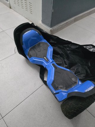 Hoverboard azul con bolsa de transporte