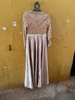 Vestido de fiesta dorado con lentejuelas