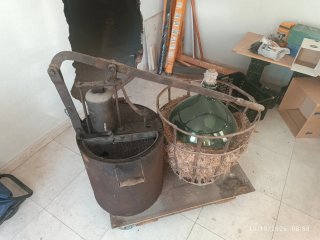 Antigua máquina pulverizar y garrafa de cristal gr