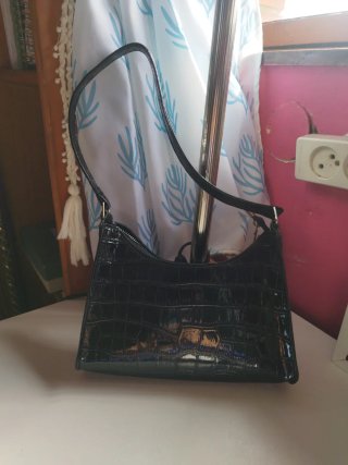 Bolso de hombro negro efecto cocodrilo