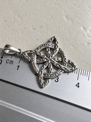Colgante Plata macizo Nudo Celta, amuleto  stock