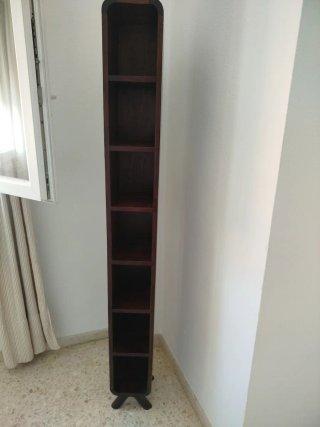 Estantería de madera oscura