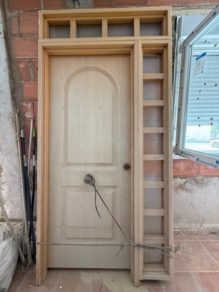 Puerta de Entrada Metálica con Fijo Lateral