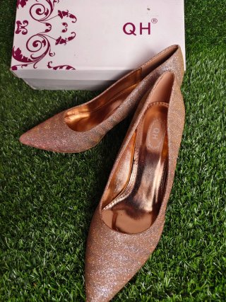 Zapatos de tacón dorados QH
