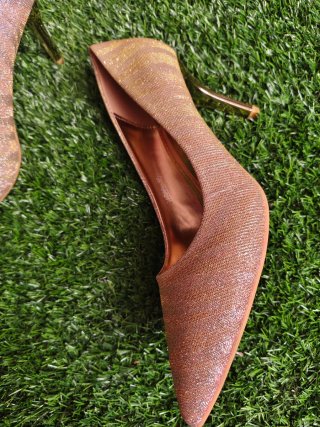 Zapatos de tacón dorados QH