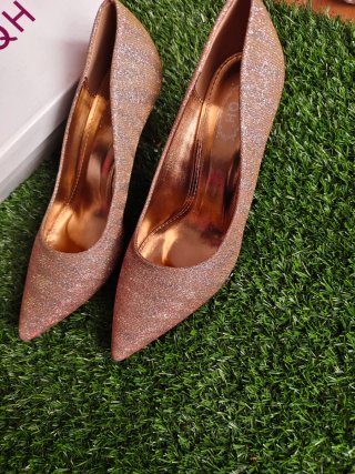 Zapatos de tacón dorados QH