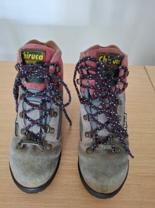 Botas de trekking Chiruca grises y rosas