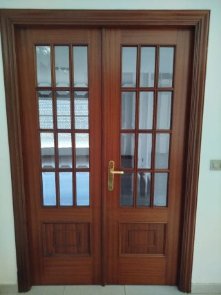 Puerta doble de madera con cristal