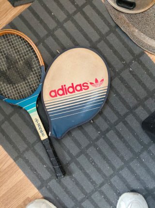 Raqueta de tenis Adidas antigua