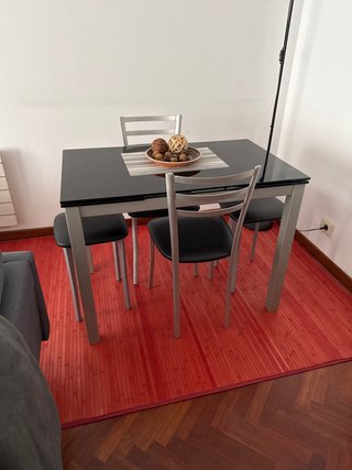 Mesa comedor cristal 2 sillas y 2 taburetes