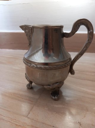 Tetera pequeña de metal plateado