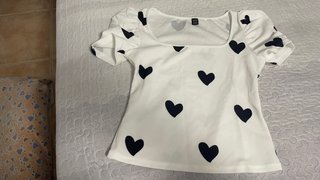 Camiseta Shein Blanca con Corazones Negros