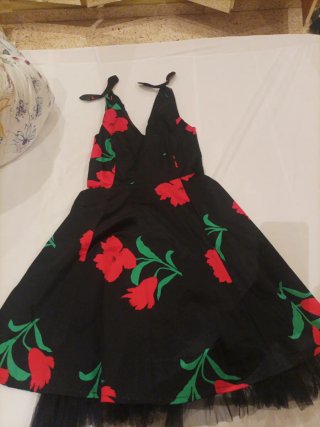 Vestido negro con flores rojas