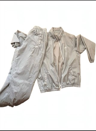 Conjunto Nike Vintage 90s Gris Barcelona en mano