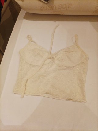 Top de encaje beige