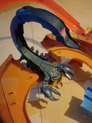 Pista Hot Wheels con lanzador y figura