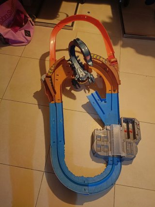 Pista Hot Wheels con lanzador y figura