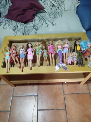 Lote de 13 Muñecas Barbie y la muñeca Raya.