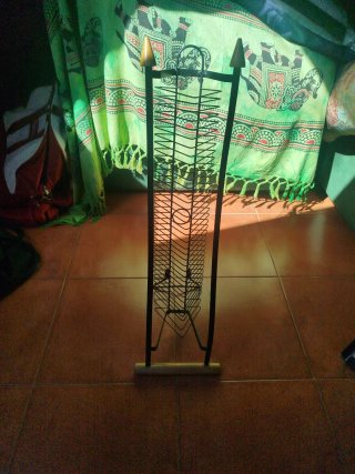 Porta CDs de metal y madera