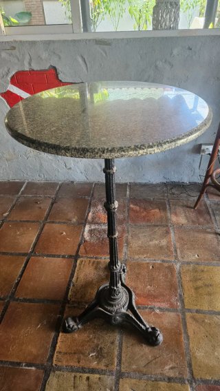 Mesa Alta con Tablero de Piedra