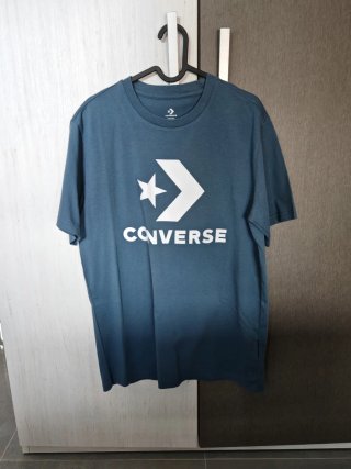 Camiseta Converse básica azul.