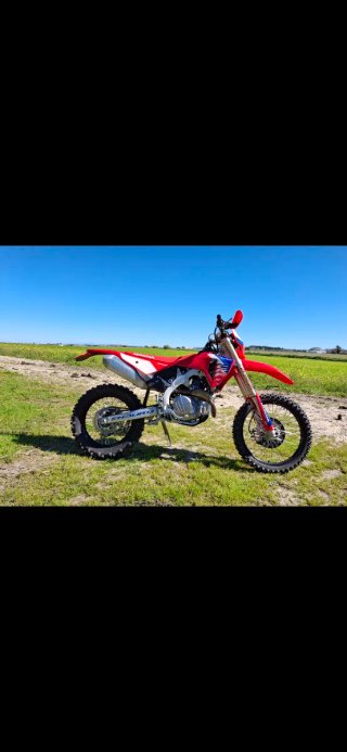 Moto Enduro Honda Roja y Blanca