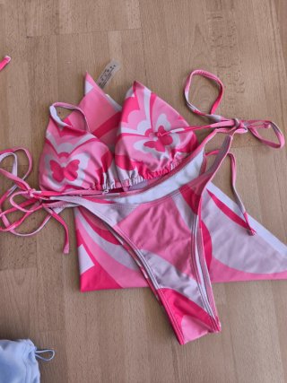 Bikini rosa y blanco con estampado floral