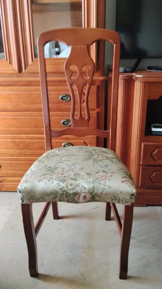 Sillas de comedor de madera con tapizado floral