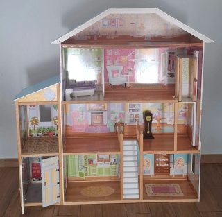 Casa de muñecas de madera