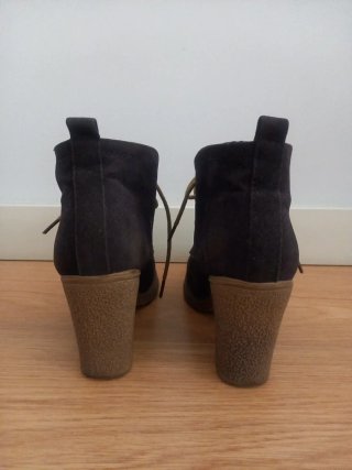 Botines marrones con cordones talla 37
