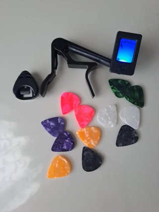 Accesorios Guitarra: Cejilla, Afinador y Púas