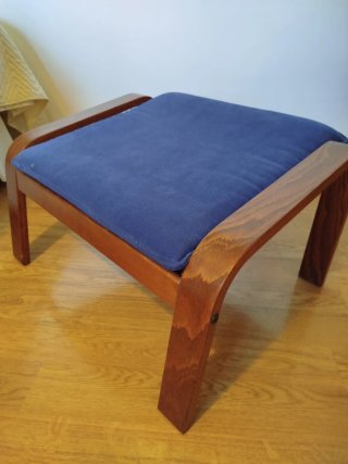 Reposapiés IKEA madera y tela azul