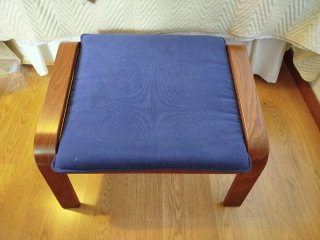 Reposapiés IKEA madera y tela azul