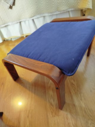 Reposapiés IKEA madera y tela azul