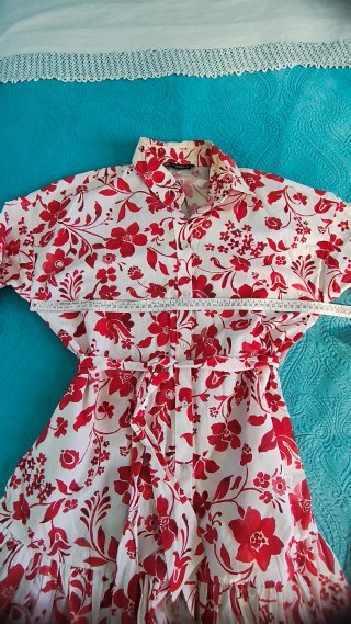 Vestido estampado floral rojo y blanco.