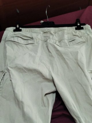 Pantalón Cargo Beige con Puños y otro igual en neg