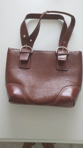 Bolso de mano marrón de piel
