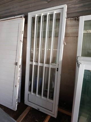 Puerta aluminio cristal con rejas