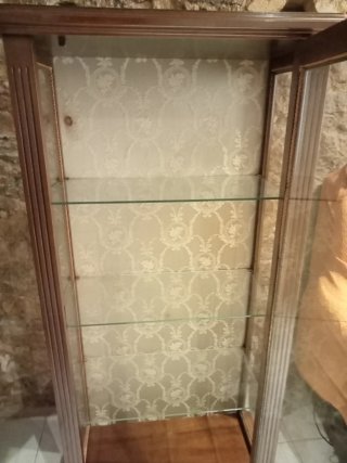 Vitrina antigua de madera y cristal
