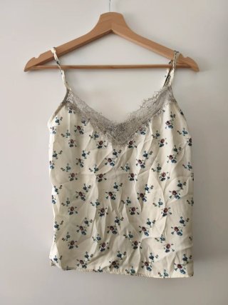 Top de tirantes con encaje floral